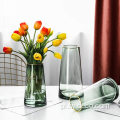 Nowoczesny szklany wazon ze złotymi ustami do domu
